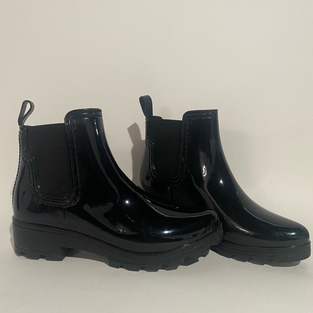 Lucky Brand Faux Patent Leather Chelsea Boot Sz 6 Grunge Goth Rain boot Preppy